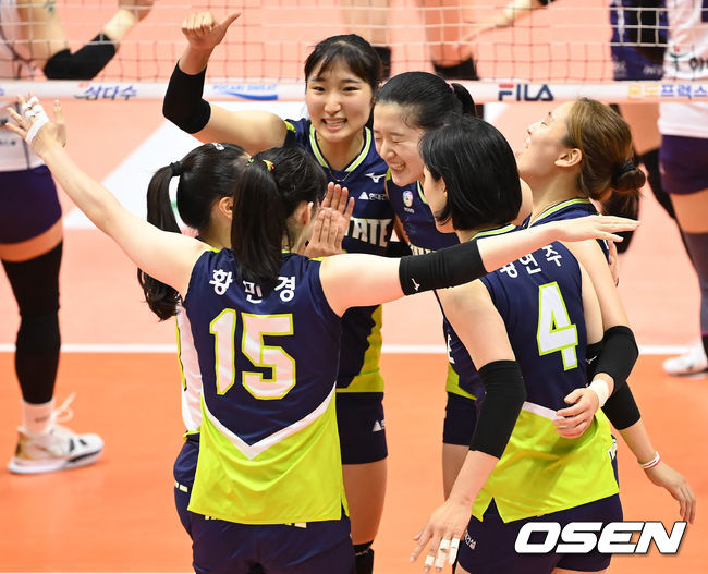 28일 오후 경기 의정부체육관에서 ‘2021 의정부∙도드람컵 프로배구대회’ 현대건설과 한국도로공사의 준결승 경기가 열렸다.이날 경기는 현대건설이 도로공사를 상대로 세트스코어 3-0(25-20, 27-25, 25-16)으로 승리했다.승리가 확정된 순간 현대건설 선수들이 기뻐하고 있다. 2021.08.28 /ksl0919@osen.co.kr