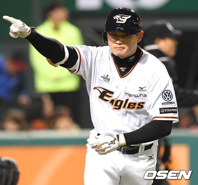 [사진] 2015년 4월9일 대전 LG전에서 이성열이 6회 한화 이적 첫 홈런을 역전 투런포로 장식한 뒤 기뻐하고 있다. /OSEN DB