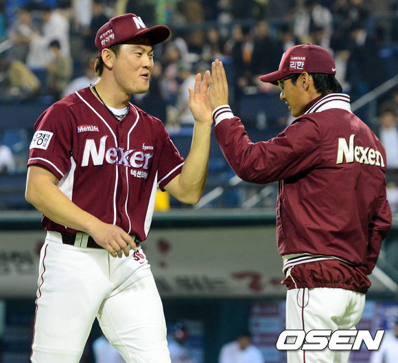 [사진] 넥센 시절 이성열(왼쪽)이 염경엽 감독과 하이파이브를 하고 있다. /OSEN DB