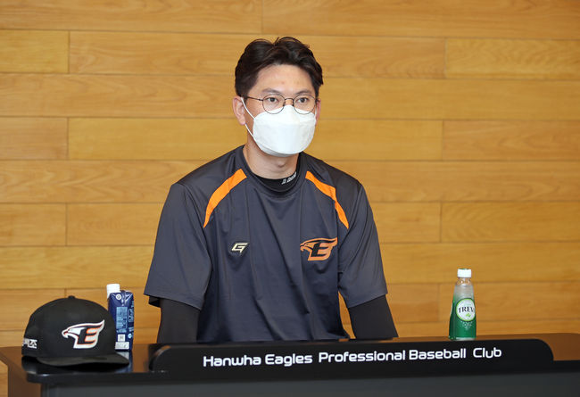 [사진] 한화 이성열이 28일 은퇴 발표 후 인터뷰를 하고 있다. /한화 이글스 제공