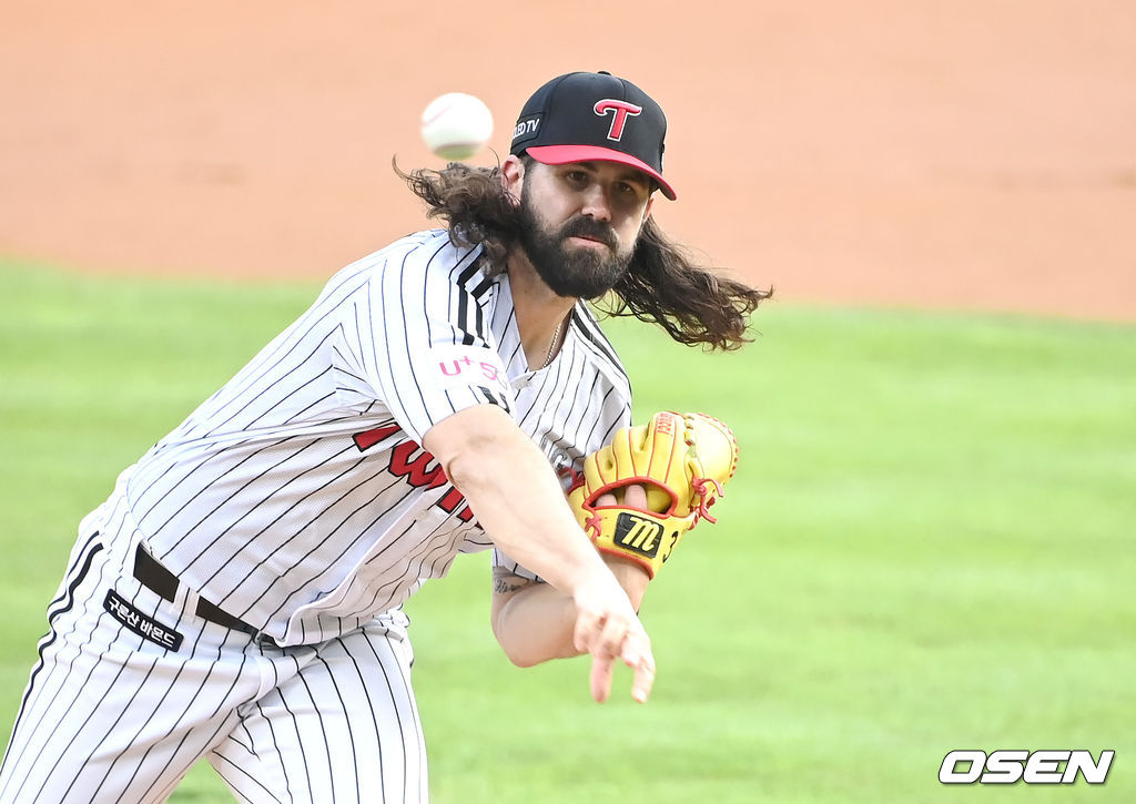 LG 켈리가 역투하고 있다. 2021.08.10/ youngrae@osen.co.kr