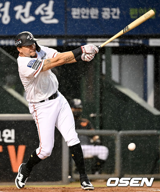 18일 오후 대전 한화이글스파크에서 ‘2021 신한은행 SOL KBO 리그’ 한화 이글스와 삼성 라이온즈의 경기가 열렸다.2회말 한화 선두타자 페레즈가 내야땅볼을 치고 있다. 주자 1루 송구 아웃. 2021.08.18 /ksl0919@osne.co.kr