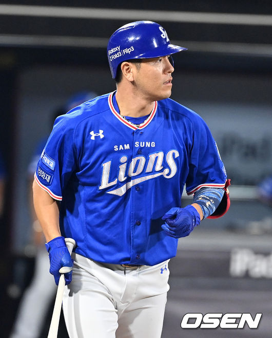 8회초 1사 만루에서 삼성 강민호가 역전 희생플라이를 날리고 타구를 바라보고 있다. 2021.08.28 /jpnews@osen.co.kr