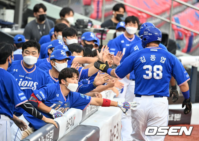 1회초 2사 만루에서 삼성 김동엽, 피렐라가 KT 데스파이네의 폭투를 틈타 득점을 올리고 동료선수들과 기뻐하고 있다. 2021.08.28 /jpnews@osen.co.kr