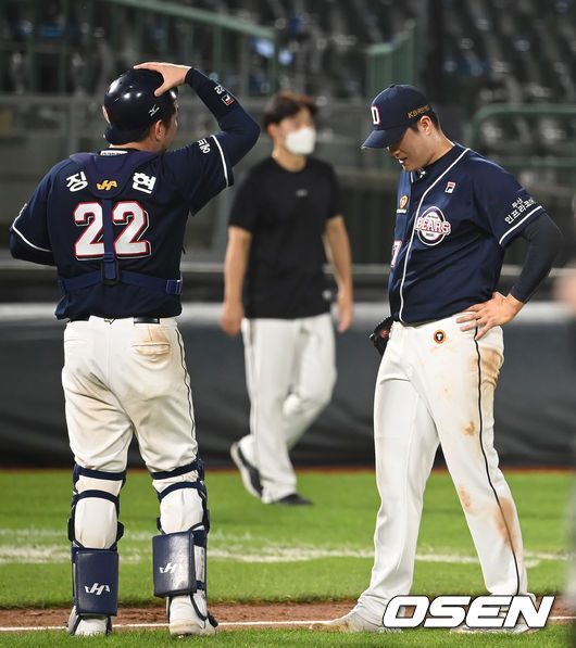 두산 베어스 양석환이 만루포 포함 원맨쇼를 펼쳤지만 롯데의 맹추격전이 이어지며 무승부로 끝났다. 두산과 롯데는 28일 부산 사직구장에서 열린 ‘2021 신한은행 SOL KBO리그 정규시즌 맞대결에서 10-10 무승부를 거뒀다.무승부를 기록한 두산 장승현과 김강률이 아쉬워하고 있다. 2021.08.28/youngrae@osen.co.kr