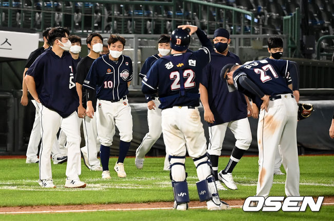 두산 베어스 양석환이 만루포 포함 원맨쇼를 펼쳤지만 롯데의 맹추격전이 이어지며 무승부로 끝났다. 두산과 롯데는 28일 부산 사직구장에서 열린 ‘2021 신한은행 SOL KBO리그 정규시즌 맞대결에서 10-10 무승부를 거뒀다.무승부를 기록한 두산 장승현과 김강률이 아쉬워하고 있다. 2021.08.28/youngrae@osen.co.kr