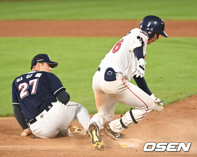 28일 오후 부산 사직야구장에서 ‘2021 신한은행 SOL KBO리그’ 롯데 자이언츠와 두산 베어스의 경기가 열렸다.9회말 무사 1,3루 롯데 추재현이 내야 땅볼로 때린 뒤 유격수 안재석의 송구 실책으로 2루까지 출루하고 있다. 2021.08.28/youngrae@osen.co.kr
