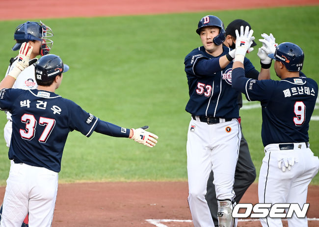 28일 오후 부산 사직야구장에서 ‘2021 신한은행 SOL KBO리그’ 롯데 자이언츠와 두산 베어스의 경기가 열렸다.1회초 1사 만루 두산 양석환이 만루 홈런을 때린 뒤 동료들과 기뻐하고  있다. 2021.08.28/youngrae@osen.co.kr