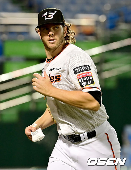 17일 오후 대전 한화이글스파크에서 ‘2021 신한은행 SOL KBO 리그’ 한화 이글스와 삼성 라이온즈의 경기가 열렸다.6회초 종료 후 한화 선발 킹험이 더그아웃으로 이동하고 있다. 2021.08.17 /ksl0919@osen.co.kr