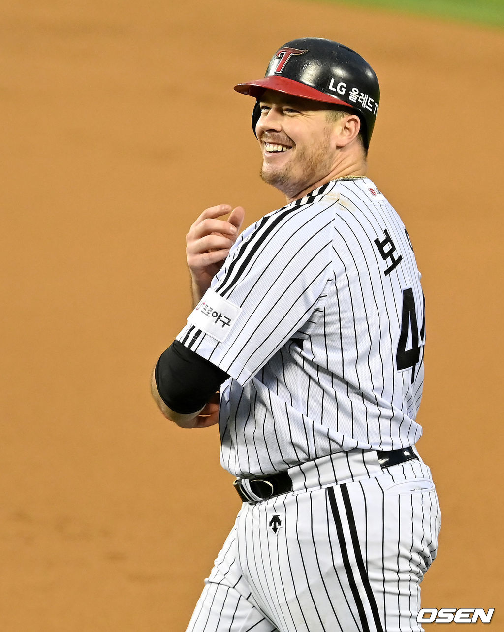 2회말 1사 1루에서 LG 보어가 내야안타로 출루하며 기뻐하고 있다. 2021.08.26 /jpnews@osen.co.kr