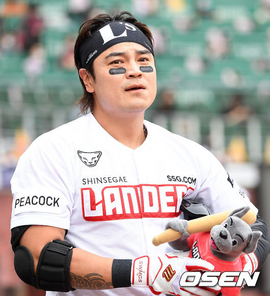 SSG 랜더스 추신수(39)가 28일 미국에 다녀오려고 했지만, 다시 팀 경기에 집중하기로 한 상황이 밝혀졌다. /rumi@osen.co.kr