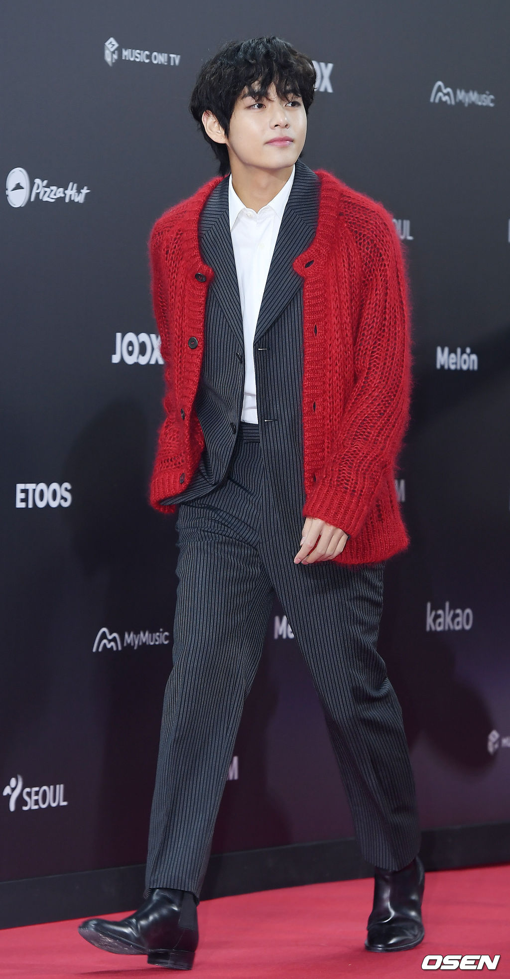 방탄소년단 (BTS) 뷔가 입장하며 포즈를 취하고 있다. / rumi@osen.co.kr