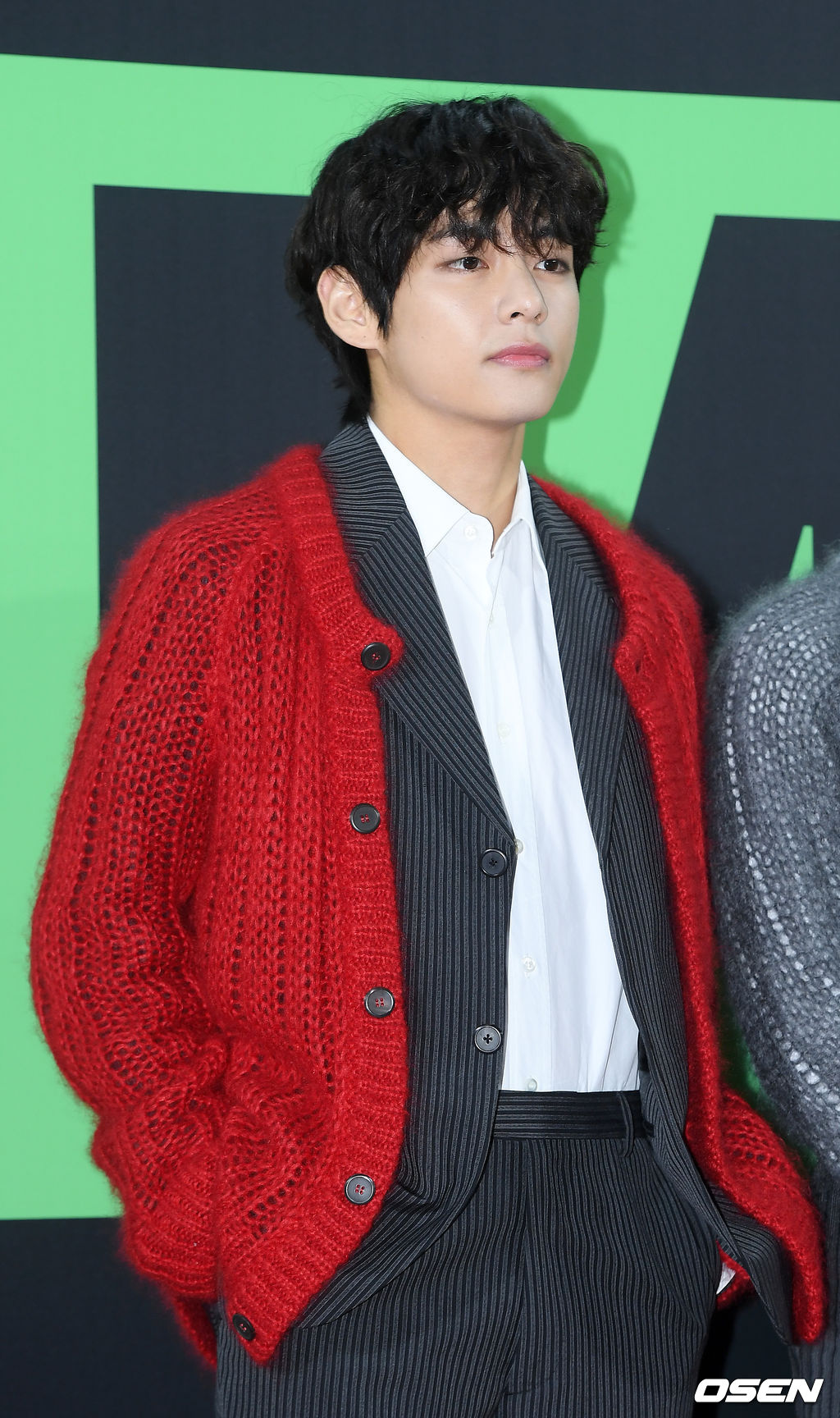 방탄소년단 (BTS) 뷔가 입장하며 포즈를 취하고 있다. / rumi@osen.co.kr