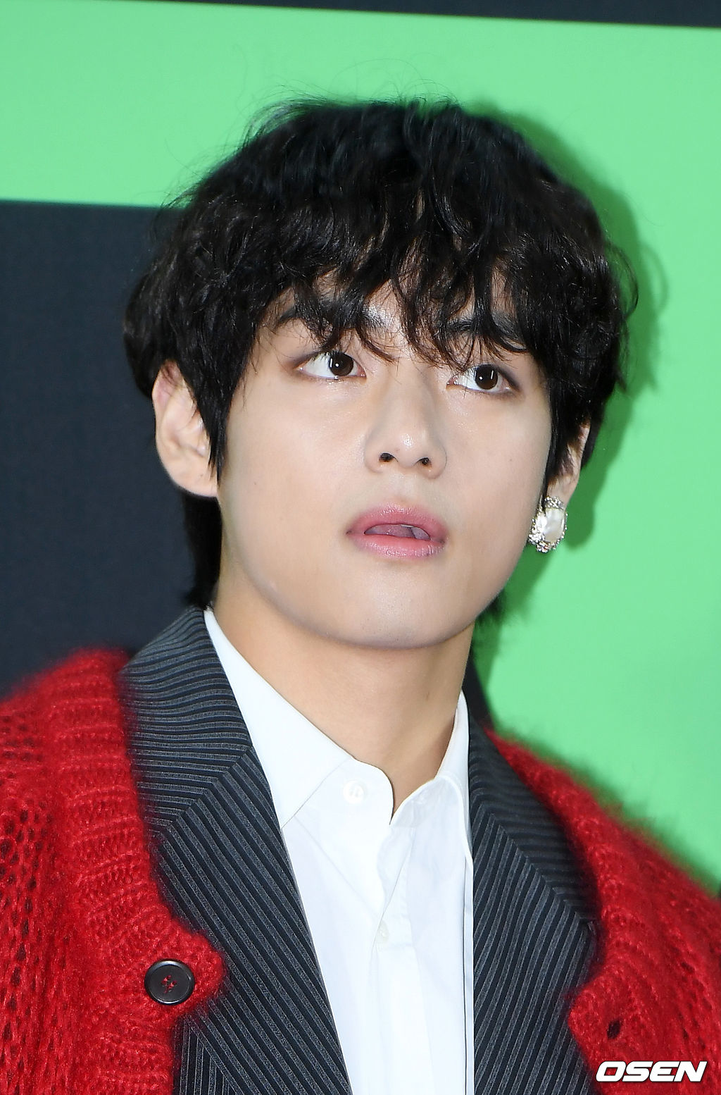 방탄소년단 (BTS) 뷔가 입장하며 포즈를 취하고 있다. / rumi@osen.co.kr