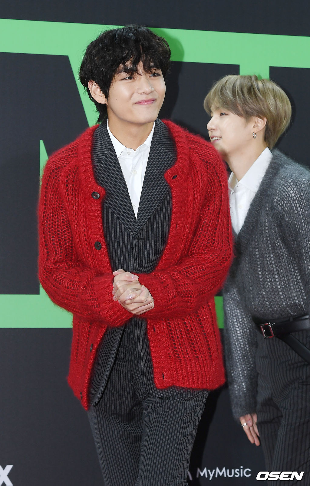 방탄소년단 (BTS) 뷔가 입장하며 포즈를 취하고 있다. / rumi@osen.co.kr