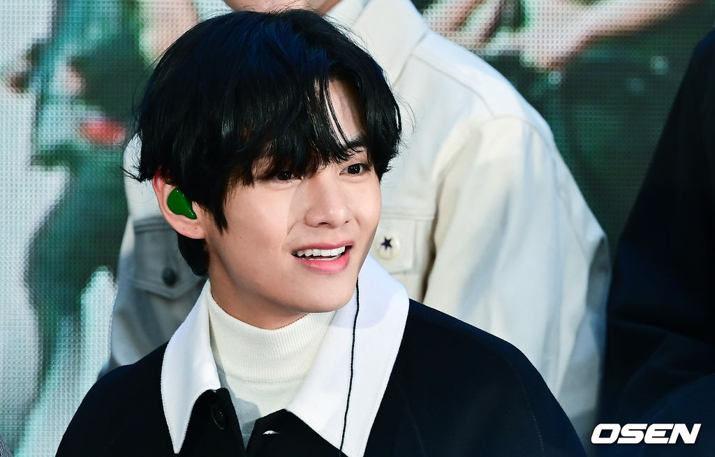 방탄소년단 뷔가 팬들을 바라보고 있다. / soul1014@osen.co.kr