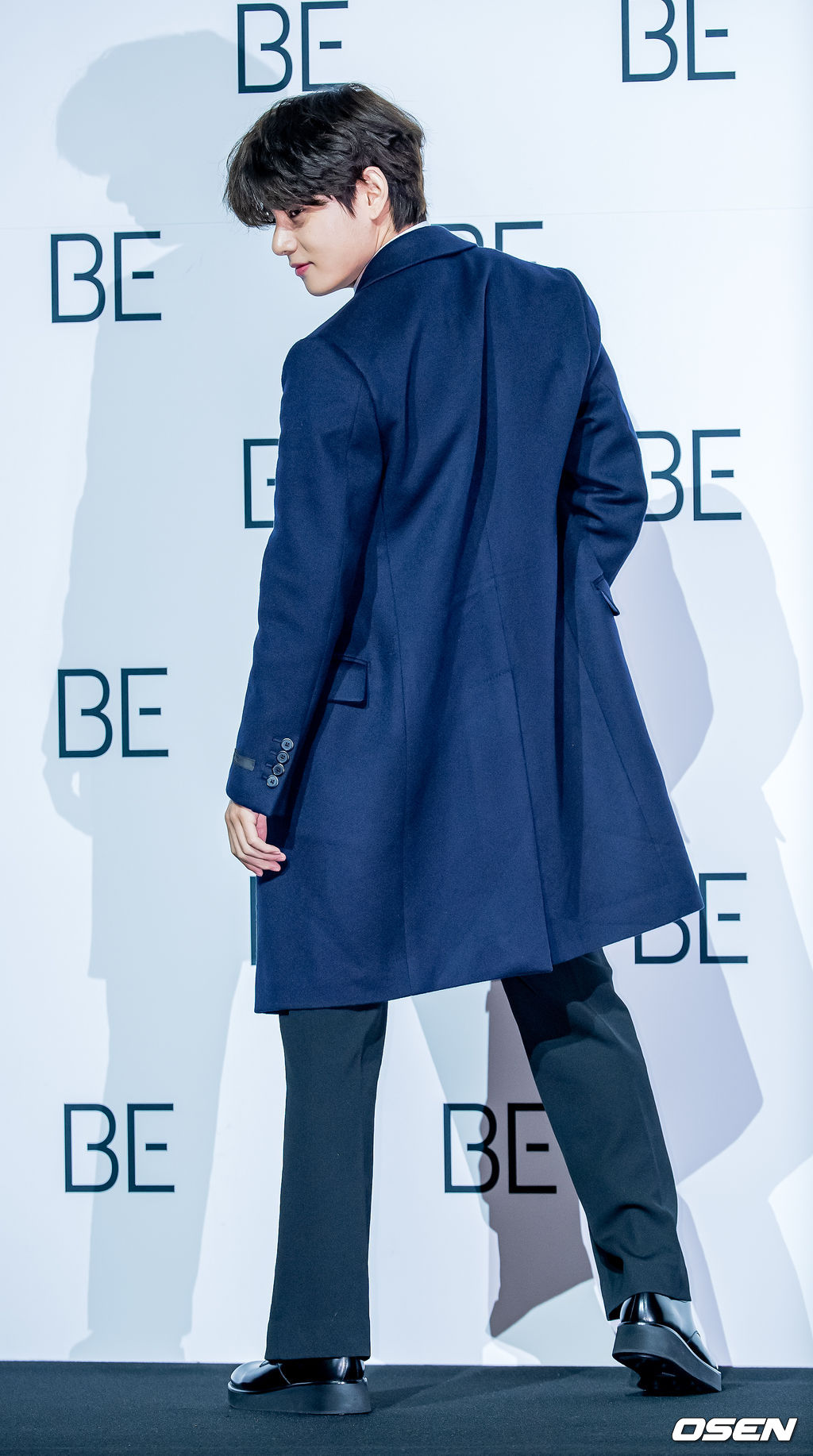 방탄소년단 뷔가 무대 위에서 포토타임을 갖고 있다./ rumi@osen.co.kr
