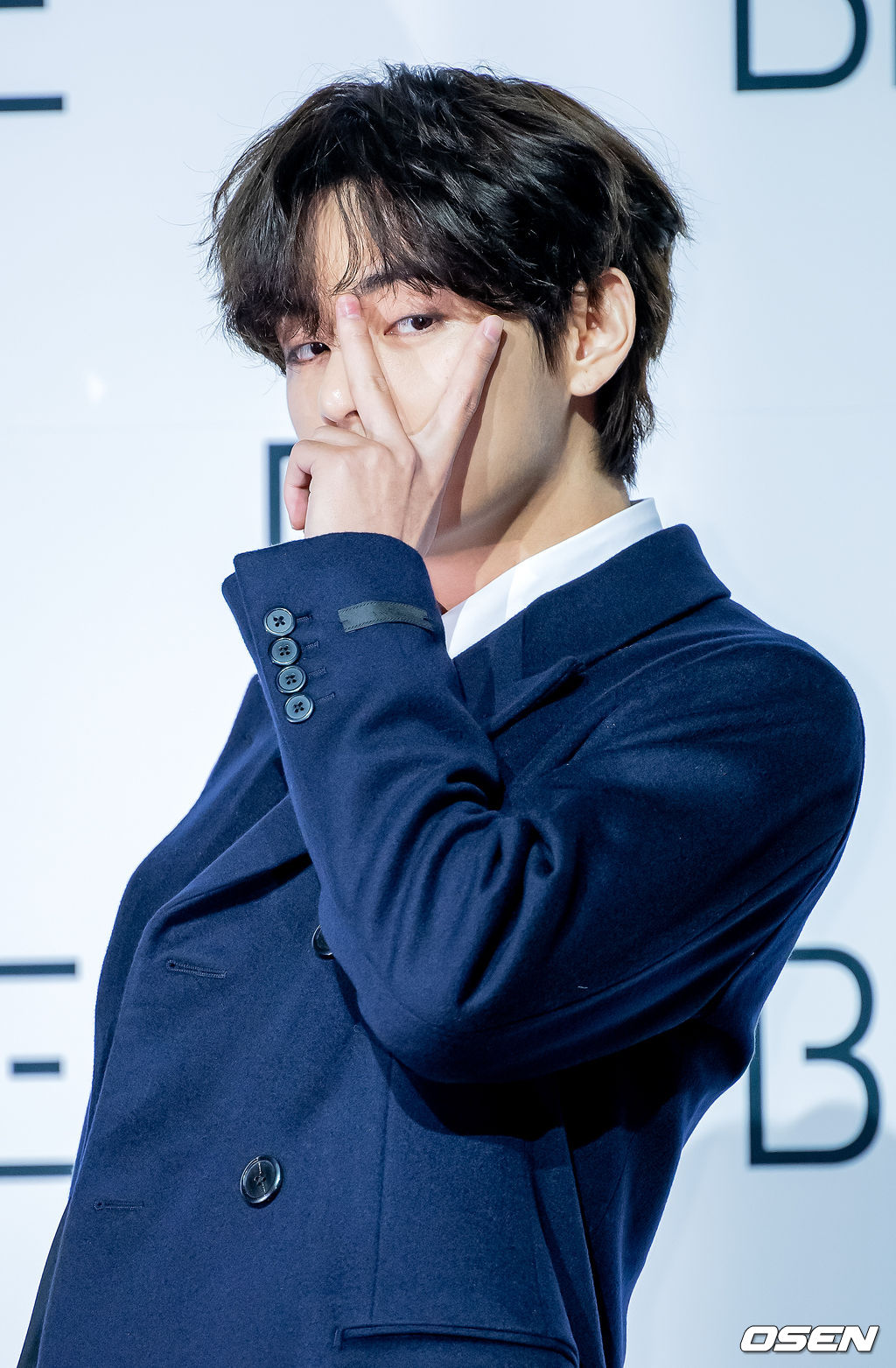 방탄소년단 뷔가 무대 위에서 포토타임을 갖고 있다./ rumi@osen.co.kr
