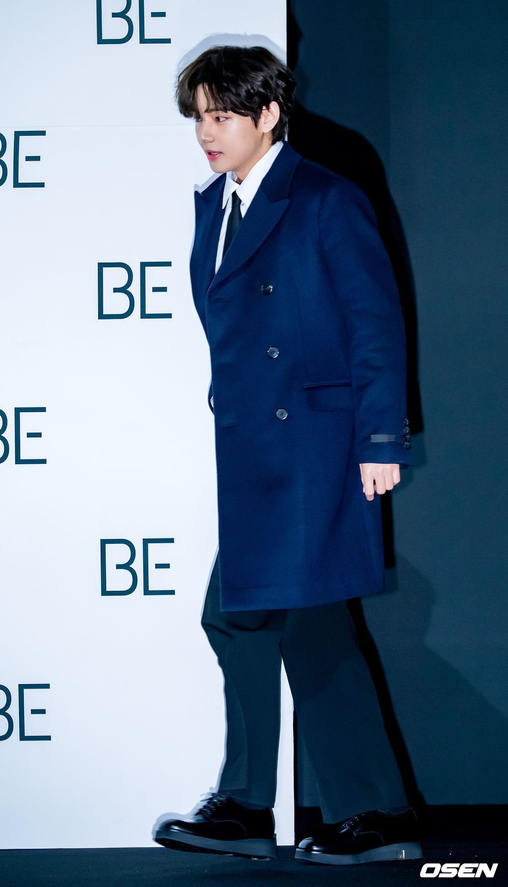 방탄소년단 뷔가 포토타임을 위해 무대 앞으로 걸어나오고 있다./ rumi@osen.co.kr