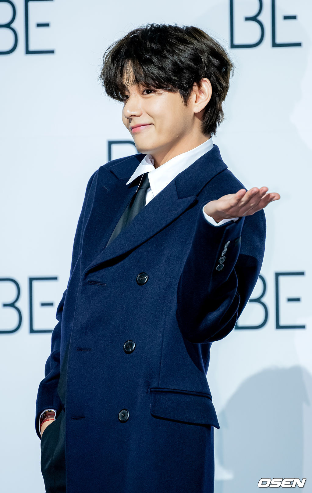 방탄소년단 뷔가 무대 위에서 포토타임을 갖고 있다./ rumi@osen.co.kr
