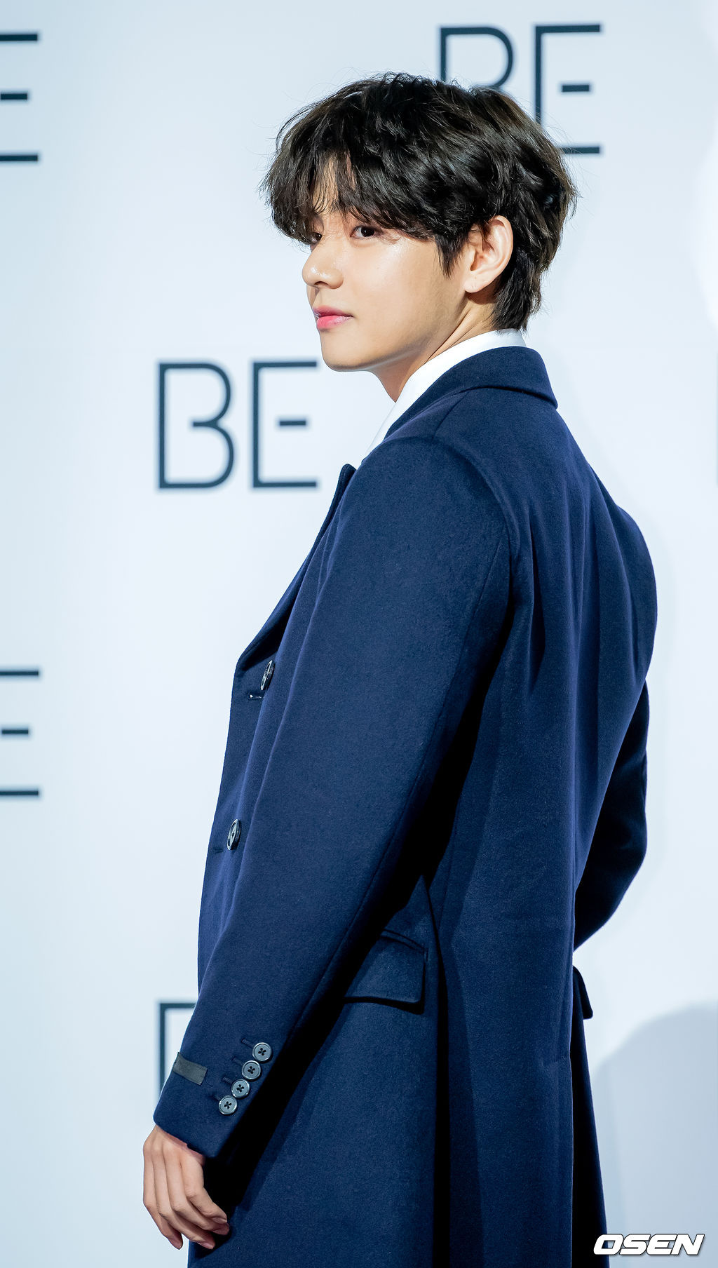 방탄소년단 뷔가 무대 위에서 포토타임을 갖고 있다./ rumi@osen.co.kr