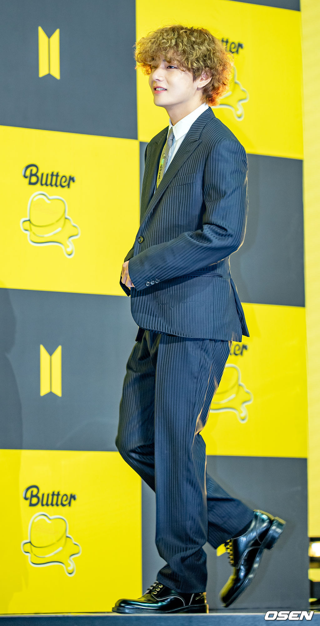 방탄소년단(BTS) 뷔가 무대 위에서 포토타임을 갖기 위해 입장하고 있다./ rumi@osen.co.kr