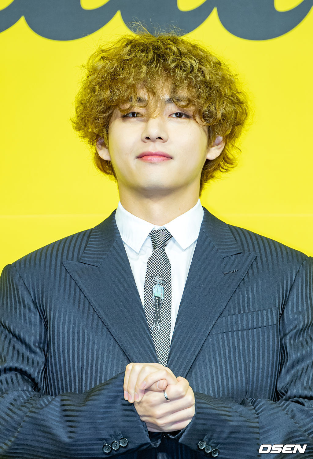 방탄소년단(BTS) 뷔가 무대 위에서 포토타임을 갖고 있다./ rumi@osen.co.kr