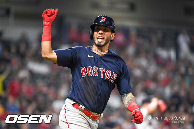 [사진] 보스턴의 조나단 아라우즈가 28일(한국시간) 프로그레시브 필드에서 열린 클리블랜드와의 원정 경기 8회서 역전 3점 홈런을 날린 뒤 환호하고 있다. ⓒGettyimages(무단전재 및 재배포 금지)