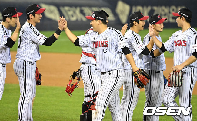 경기를 마치고 LG 선수들이 승리를 기뻐하고 있다. 2021.08.26 /jpnews@osen.co.kr