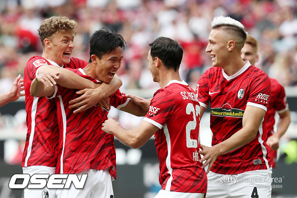 STUTTGART, GERMANY - AUGUST 28: xx (x) of VfB Stuttgart fights for the ball with xx of SC Freiburg during the Bundesliga match between VfB Stuttgart and Sport-Club Freiburg at Mercedes-Benz Arena on August 28, 2021 in Stuttgart, Germany. (Photo by Alexandra Beier/Getty Images)