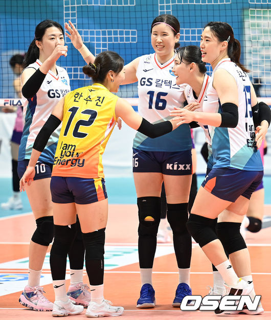 28일 오후 경기 의정부체육관에서 ‘2021 의정부∙도드람컵 프로배구대회’ GS 칼텍스와 흥국생명의 준결승 경기가 열렸다.이날 경기는 GS 칼텍스가 흥국생명을 상대로 세트스코어 3-0(25-14, 25-13, 25-20)으로 셧아웃 승리를 거뒀다. 3세트 GS칼텍스 선수들이 득점에 성공한 뒤 기뻐하고 있다. 2021.08.28 /ksl0919@osen.co.kr