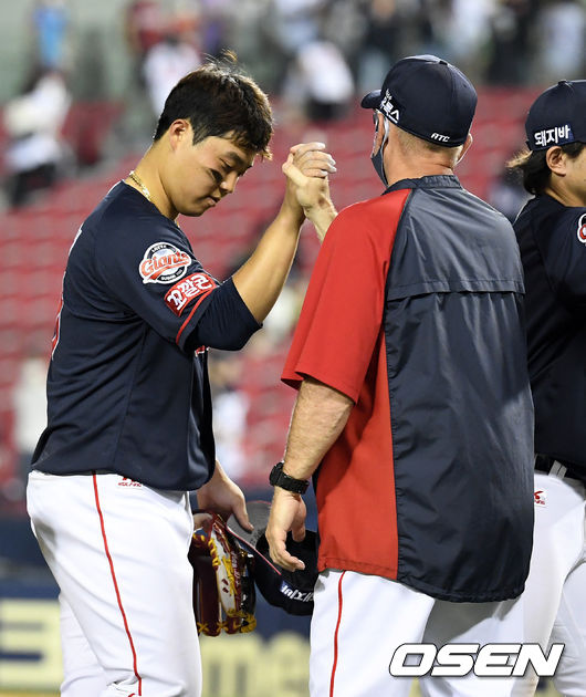 롯데 한동희와 래리 서튼 감독. 2021.06.26 /jpnews@osen.co.kr