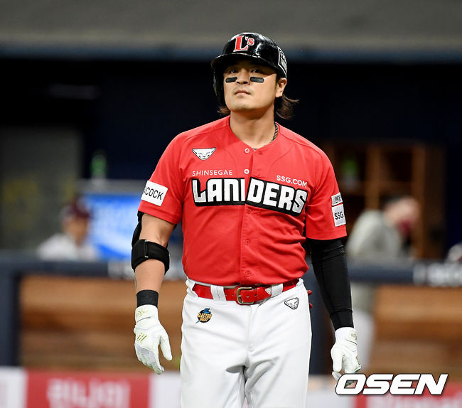 SSG 랜더스 추신수(39)가 28일 미국에 다녀오려고 했지만, 다시 팀 경기에 집중하기로 한 상황이 밝혀졌다. /youngrae@osen.co.kr