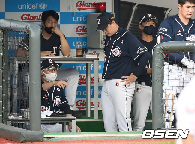 28일 오후 부산 사직야구장에서 ‘2021 신한은행 SOL KBO리그’ 롯데 자이언츠와 두산 베어스의 경기가 열렸다.2회초 이닝을 교대때 두산 김태형 감독이 두산 이영하의 투구에 대해 이야기를 하고 있다. 2021.08.28/youngrae@osen.co.kr