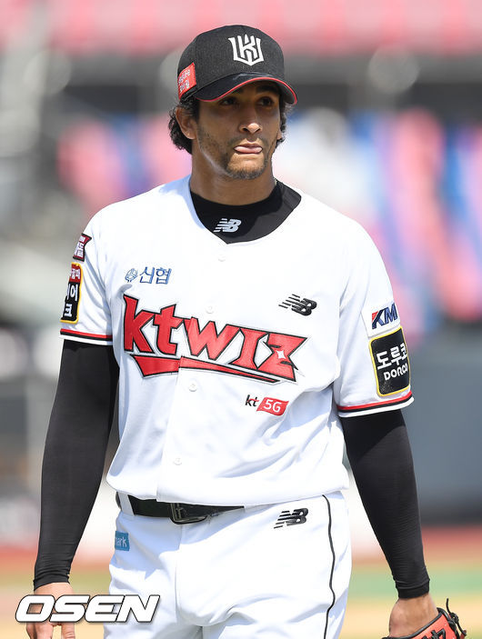 3회초를 마친 KT 선발 쿠에바스가 혀를 내밀며 덕아웃으로 향하고 있다./rumi@osen.co.kr