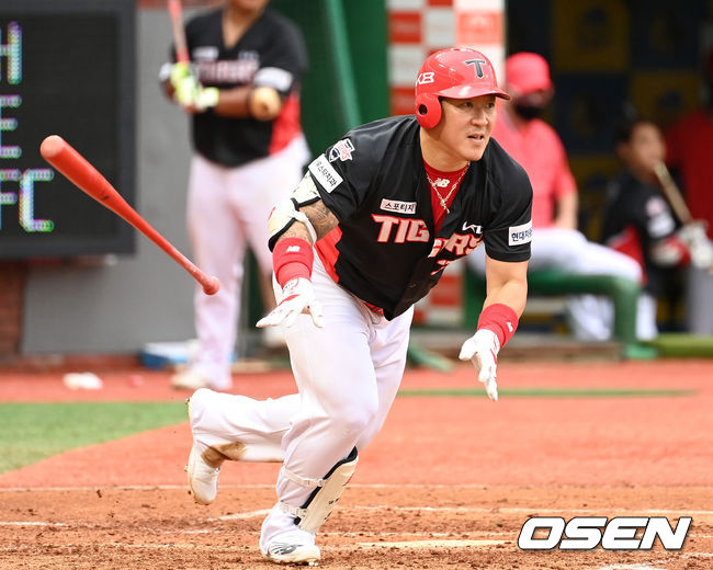 29일 오후 인천 SSG 랜더스필드에서 SSG 랜더스와 KIA 타이거즈의 경기가 열렸다.4회초 무사 1루에서 KIA 최형우가 우전 안타를 치고 있다. 최형우는 이 안타로 역대 최연소 3500루타를 기록했다. 2021.08.29 /sunday@osen.co.kr