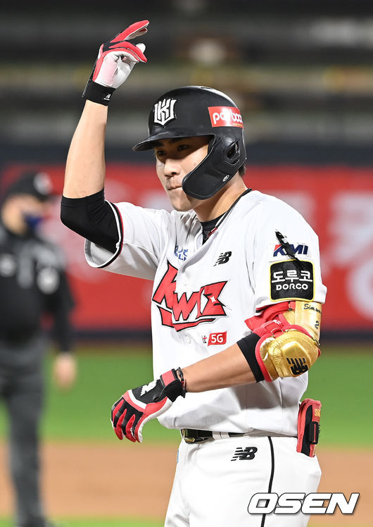 27일 오후 경기도 수원시 수원kt위즈파크에서 ‘2021 신한은행 SOL KBO 리그’ KT 위즈와 SSG 랜더스의 경기가 열렸다.8회말 2사 1, 3루 KT 심우준이 1타점 적시타를 날린 뒤 세레모니를 하고 있다. 2021.08.27 /ksl0919@osen.co.kr