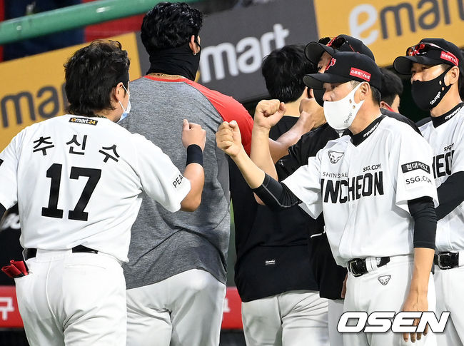 SSG는 29일 인천SSG랜더스필드에서 열린 ‘2021 신한은행 SOL KBO리그’ KIA 타이거즈와 시즌 13차전에서 9-0 완승을 거뒀다. 이틀 연속 홈런이 여러방 터졌고, 선발 등판한 오원석도 무실점 호투로 팀 승리를 이끌었다.경기 종료 후 SSG 김원형 감독이 추신수와 승리의 기쁨을 나누고 있다. 2021.08.29 /sunday@osen.co.kr