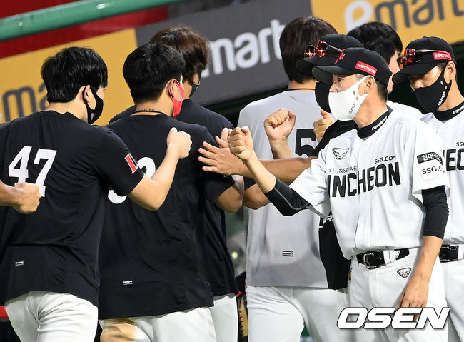 SSG는 29일 인천SSG랜더스필드에서 열린 ‘2021 신한은행 SOL KBO리그’ KIA 타이거즈와 시즌 13차전에서 9-0 완승을 거뒀다. 이틀 연속 홈런이 여러방 터졌고, 선발 등판한 오원석도 무실점 호투로 팀 승리를 이끌었다.경기 종료 후 SSG 김원형 감독이 오원석과 승리의 기쁨을 나누고 있다. 2021.08.29 /sunday@osen.co.kr