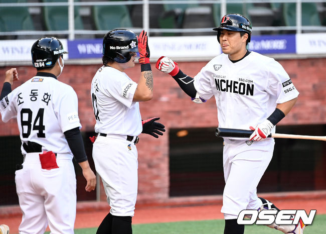 29일 오후 인천 SSG 랜더스필드에서 SSG 랜더스와 KIA 타이거즈의 경기가 열렸다.1회말 2사 1,2루에서 SSG 한유섬이 우월 스리런 홈런을 치고 홈에서 추신수의 축하를 받고 있다. 2021.08.29 /sunday@osen.co.kr