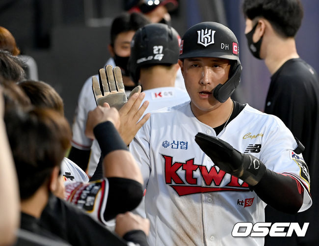 27일 오후 경기도 수원시 수원kt위즈파크에서 ‘2021 신한은행 SOL KBO 리그’ KT 위즈와 SSG 랜더스의 경기가 열렸다.1회말 1사 1루 KT 강백호의 1타점 적시 2루타 때 1루 주자 황재균이 득점을 올린 뒤 더그아웃에서 동료 선수들과 기쁨을 나누고 있다. 2021.08.27 /ksl0919@osen.co.kr