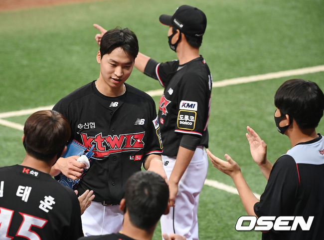 1회말 1실점으로 이닝을 마친 KT 엄상백이 더그아웃으로 들어오고 있다. 2021.08.12/ youngrae@osen.co.kr