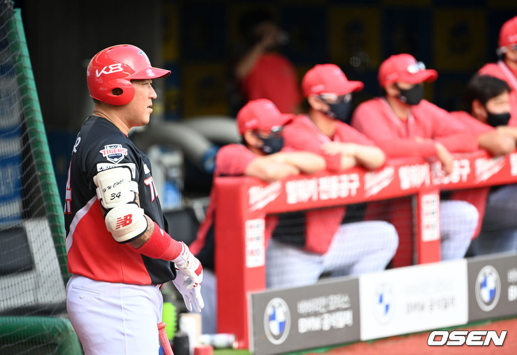 29일  인천 SSG 랜더스필드에서 열린 SSG 랜더스와 KIA 타이거즈의 경기, 1회초 KIA 최형우가 대기 타석에서 준비하고 있다. 2021.08.29 /sunday@osen.co.kr