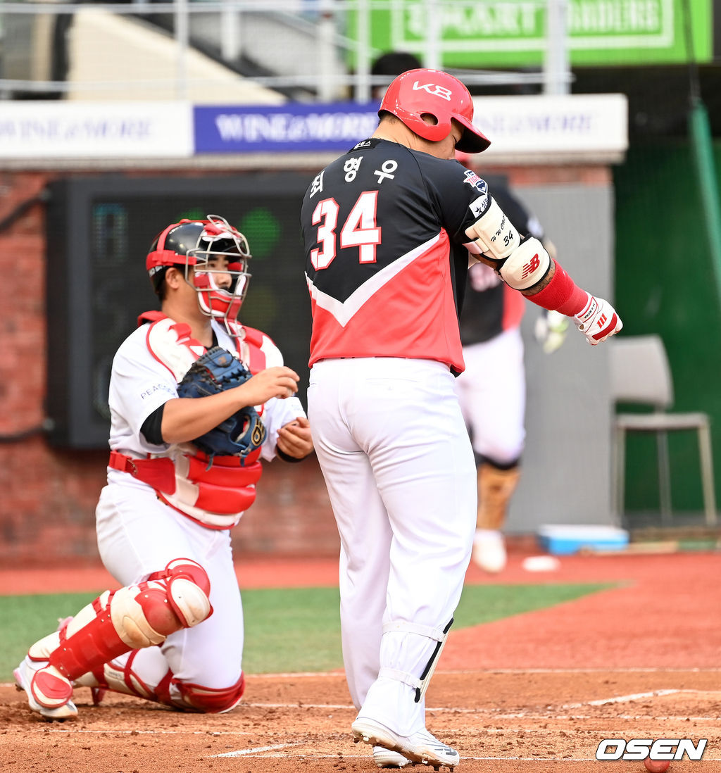 29일  인천 SSG 랜더스필드에서 열린 SSG 랜더스와 KIA 타이거즈의 경기, 2회초 무사에서 KIA 최형우가 볼넷을 얻어내고 있다. 2021.08.29 /sunday@osen.co.kr