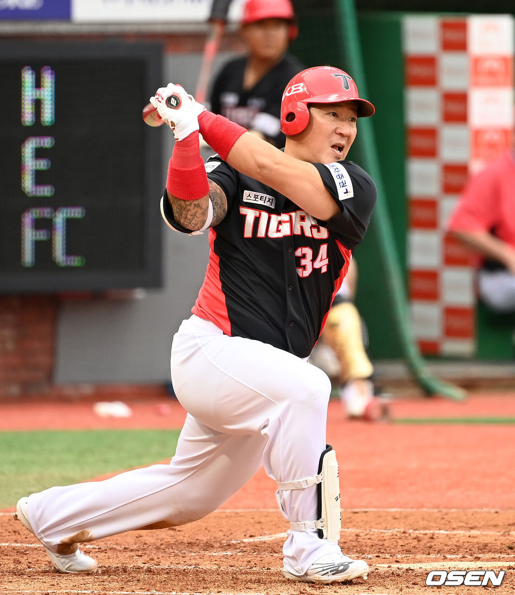 29일  인천 SSG 랜더스필드에서 열린 SSG 랜더스와 KIA 타이거즈의 경기, 4회초 무사 1루에서 KIA 최형우가 우전 안타를 치고 있다. 2021.08.29 /sunday@osen.co.kr