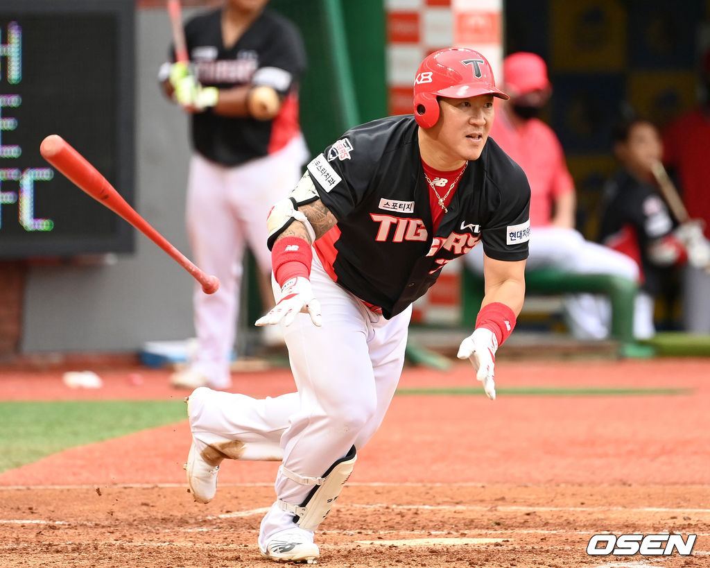 29일  인천 SSG 랜더스필드에서 열린 SSG 랜더스와 KIA 타이거즈의 경기, 4회초 무사 1루에서 KIA 최형우가 우전 안타를 치고 있다. 2021.08.29 /sunday@osen.co.kr