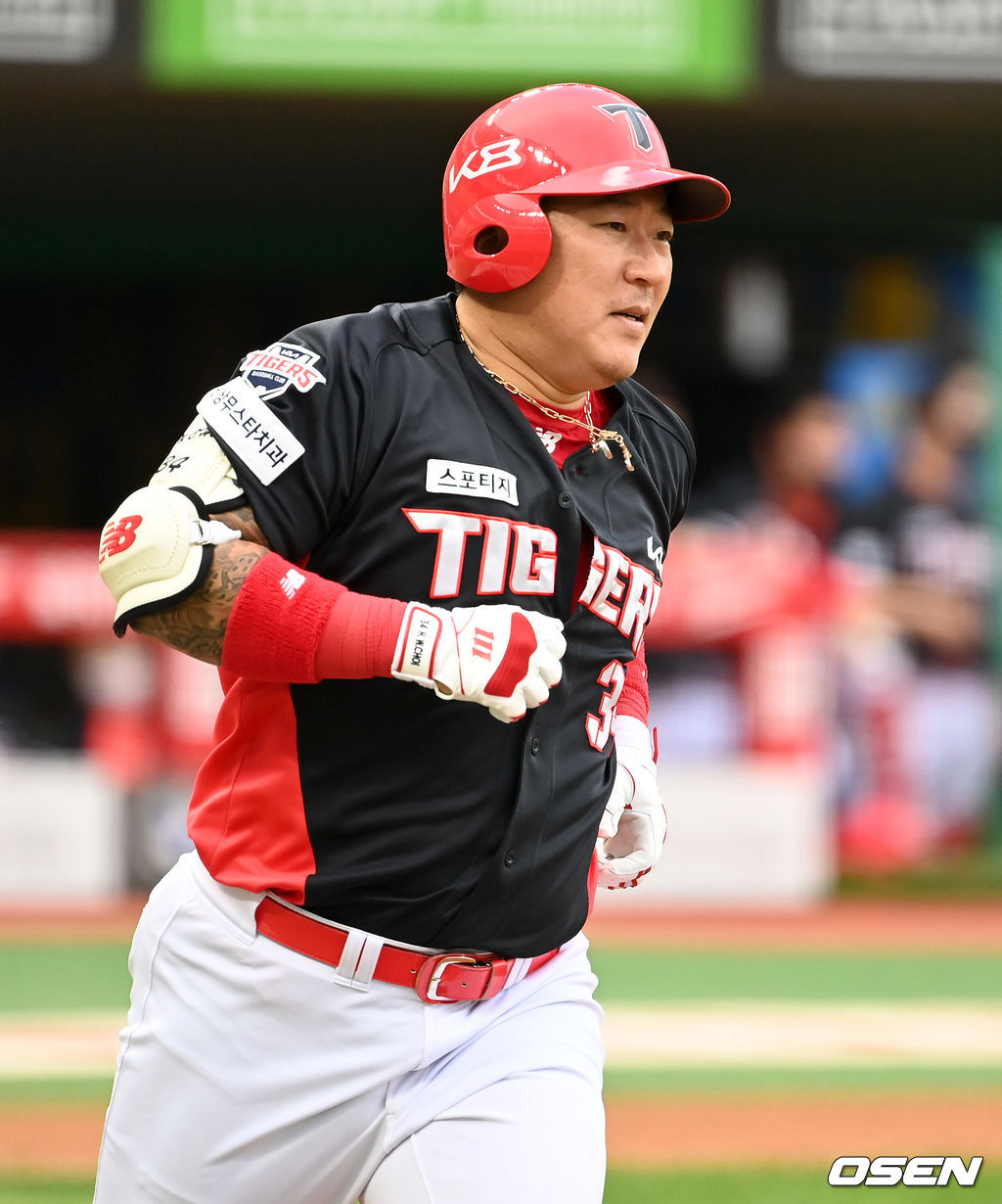 29일  인천 SSG 랜더스필드에서 열린 SSG 랜더스와 KIA 타이거즈의 경기, 4회초 무사 1루에서 KIA 최형우가 우전 안타를 치고 그라운드를 달리고 있다. 2021.08.29 /sunday@osen.co.kr