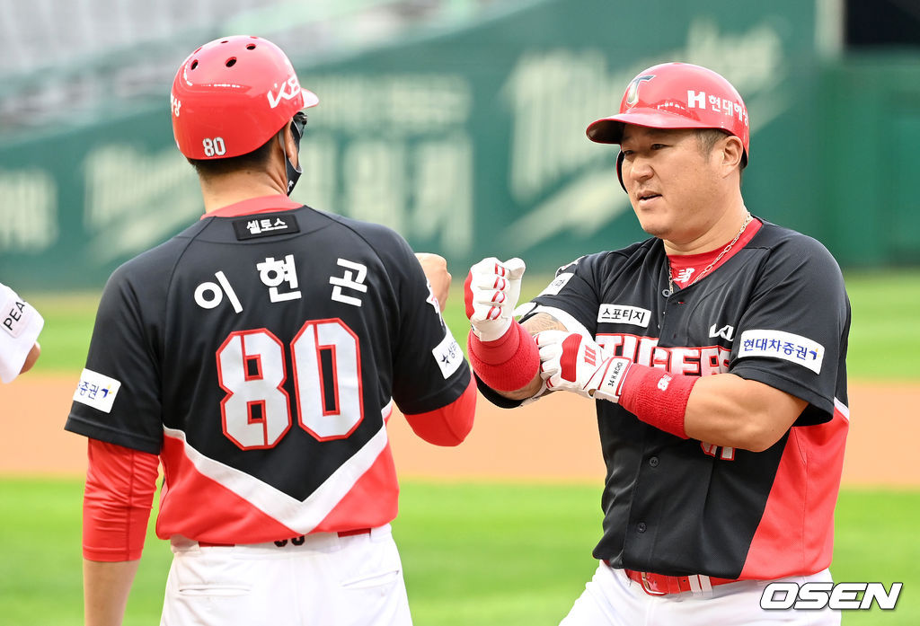 29일  인천 SSG 랜더스필드에서 열린 SSG 랜더스와 KIA 타이거즈의 경기, 4회초 무사 1루에서 KIA 최형우가 우전 안타를 치고 이현곤 코치의 축하를 받고 있다. 2021.08.29 /sunday@osen.co.kr