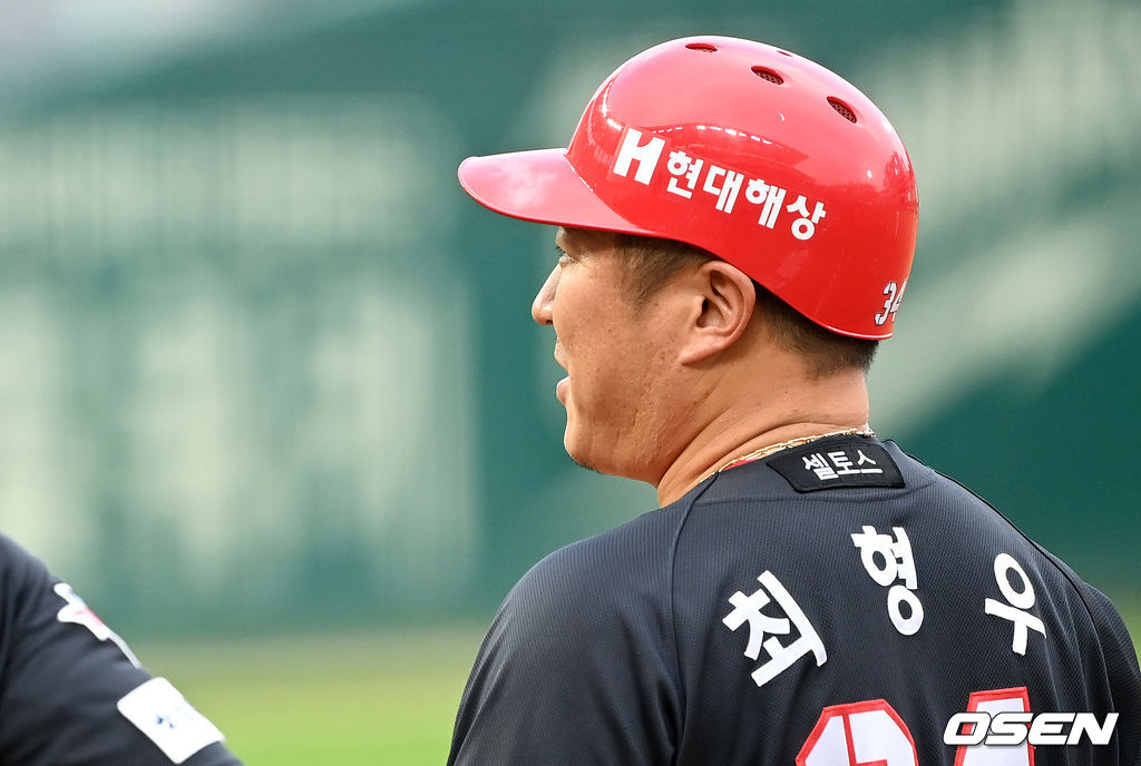 29일  인천 SSG 랜더스필드에서 열린 SSG 랜더스와 KIA 타이거즈의 경기, 4회초 무사 1루에서 KIA 최형우가 우전 안타를 치고 미소를 짓고 있다. 2021.08.29 /sunday@osen.co.kr