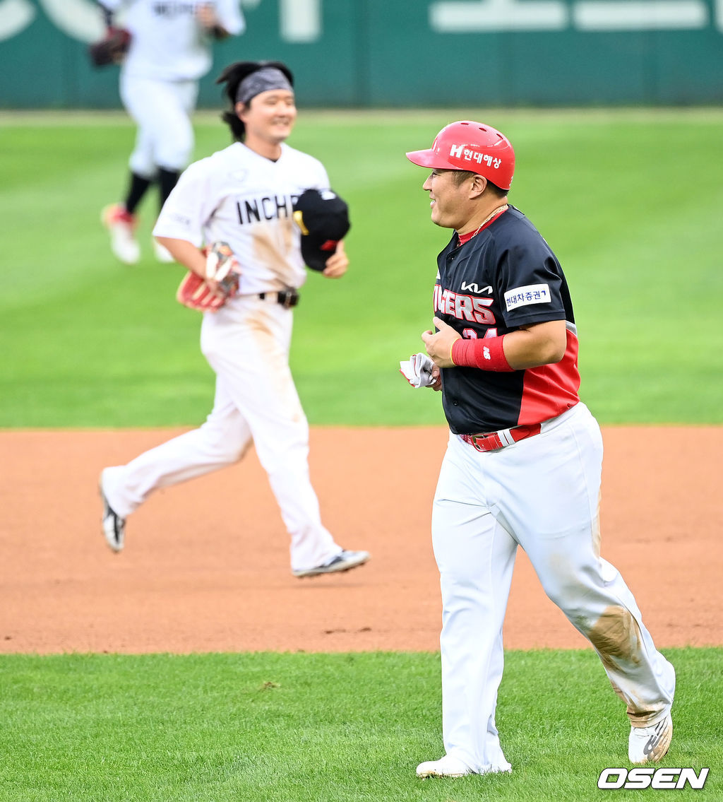 29일  인천 SSG 랜더스필드에서 열린 SSG 랜더스와 KIA 타이거즈의 경기, 4회말 공수교대 때 KIA 최형우가 SSG 김성현의 축하를 받고 미소를 지으며 더그아웃으로 가고 있다. 2021.08.29 /sunday@osen.co.kr